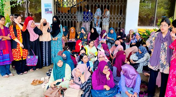 নোবিপ্রবিতে প্রশাসনিক ভবনে তালা দিয়ে শিক্ষার্থীদের বিক্ষোভ