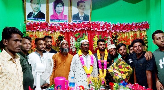 সুবর্ণচরে বিশিষ্ট সমাজসেবক আকবর হোসেনকে সংবর্ধনা