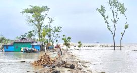 হাতিয়ায় অস্বাভাবিক জোয়ারে দ্বীপঅঞ্চল প্লাবিত