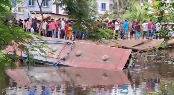 এবার লক্ষ্মীপুরের সেই খালে পড়ল বাস, নিহত ৫