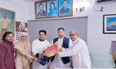 মির্জা ফখরুলের হাতে ফুল তুলে দিলেন সারজিস