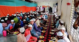 ৩শ ছাত্র-শিক্ষককে খাবার খাওয়ালেন সেনবাগ প্রবাসী কল্যাণ সংস্থা