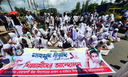 প্রধান শিক্ষকের পদত্যাগ দাবিতে শিক্ষার্থীদের সড়ক অবরোধ-বিক্ষোভ