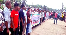 সোনাপুরে যাত্রী ছাউনির নামে খাল ভরাটের প্রতিবাদে মানববন্ধন
