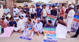 সিভিল সার্জন কার্যালয়ে তালা, স্বাস্থ্যসেবা নিশ্চিতের দাবিতে অবস্থান ধর্মঘট