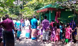 বিয়ে দাবিতে পল্লীচিকিৎসকের বাড়ীতে মাদ্রাসা ছাত্রীর অনশন
