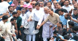 জিয়া উদ্যানের লেকে এবার মাছের পোনা ছাড়ল ‘আমরা বিএনপি পরিবার’