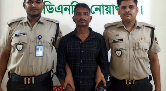 মাইজদীতে যাত্রীবাহী বাসের সুপারভাইজারকে ৫’শ পিস ইয়াবাসহ গ্রেফতার