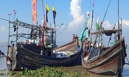 হাতিয়ায় প্রায় ২ টন ইলিশ জব্দ, ৪৬ জেলে আটক মৎস্য অফিসার ও নৌপুলিশের সামনে লুটপাট