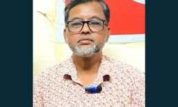 বসুরহাট পৌরসভার প্রশাসনিক কর্মকর্তার বাড়ীতে হামলা-ভাংচুরের অভিযোগ