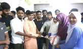 চাটখিলে ৩১ দফার লিফলেট ও শিক্ষার্থীদের মাঝে ক্রীড়া সামগ্রী বিতরণ