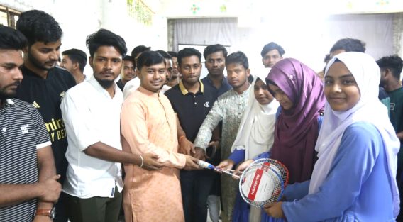 চাটখিলে ৩১ দফার লিফলেট ও শিক্ষার্থীদের মাঝে ক্রীড়া সামগ্রী বিতরণ