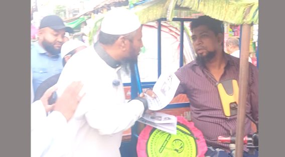 সেনবাগে গণসংযোগ লিফলেট বিতরণ করেন হাতপাখার প্রার্থী খলিলুর রহমান