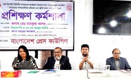 গুজব ও অপতথ্যের বিরুদ্ধে গণমাধ্যমকে শক্ত অবস্থান নিতে হবে : তথ্য উপদেষ্টা