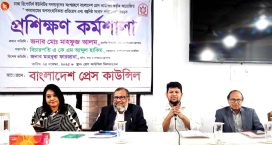 গুজব ও অপতথ্যের বিরুদ্ধে গণমাধ্যমকে শক্ত অবস্থান নিতে হবে : তথ্য উপদেষ্টা