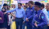 হাঁসের খামারে প্রবাসীর সফলতার গল্প শোনালেন ডিসি