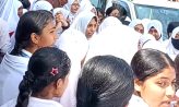মাইজদী বালিকা বিদ্যানিকেতন স্কুলের রাস্তা দখলে শিক্ষার্থীদের প্রতিবাদ