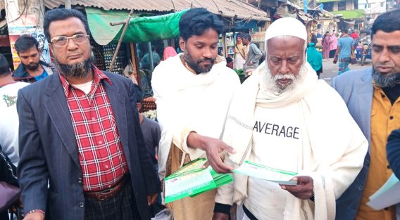 সেনবাগ পৌর শহরে গণমাধ্যমকর্মীদের লিফলেট বিতরণ