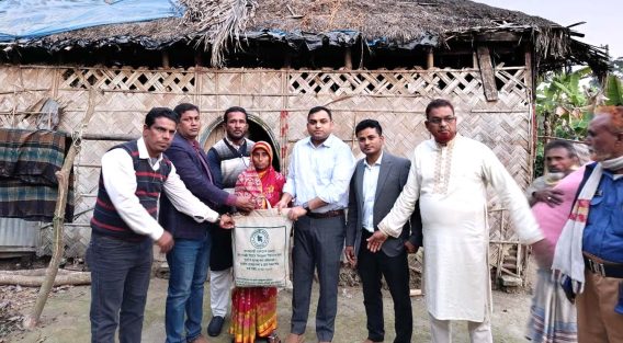 সুবর্ণচরে অসহায় বিধবা ফাতেমা খাতুনের পাশে দাঁড়ালেন ইউএনও