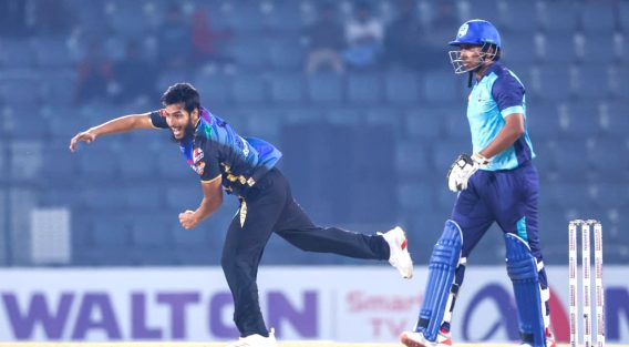 মৃত্যুঞ্জয়ের হ্যাটট্রিকে দেড়শ’র আগেই থামল নোয়াখালী