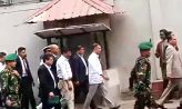 সচিবালয় থেকে হেঁটে ওসমানী মিলনায়তনে গেলেন প্রধানমন্ত্রী