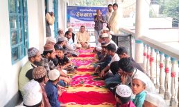 চাপরাশিরহাটে মাদ্রাসা শিক্ষার্থীদের সম্মানে অফুরন্ত ব্লাড ব্যাংকের ইফতার