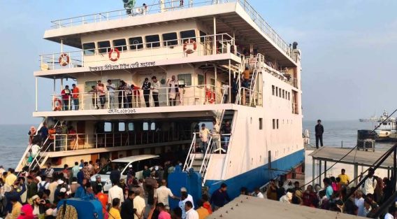 হাতিয়ায় মাস্টারকে প্রাণনাশের হুমকি, ফেরি চলাচল বন্ধের পর চালু