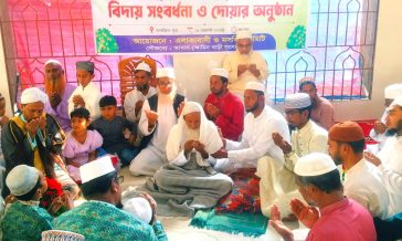 দীর্ঘ ৪৮ বছরের ইমামতি শেষে প্রবীণ আলেমের আবেগঘন বিদায়”