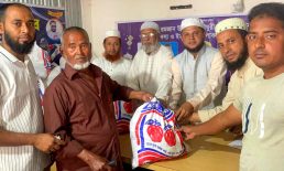 চরহাজারীতে চৌধুরী স্পোর্টিং ক্লাব ও ইসলামপুর কল্যাণ ফাউন্ডেশনের ইফতার সামগ্রী বিতরণ