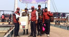হাতিয়ার দুর্গম এলাকায় পৌঁছাচ্ছে ভোটের সরঞ্জাম