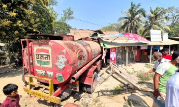  কবিরহাটে তেলবাহী লরি চাপায় ১জনের মৃত্যু, আহত-২