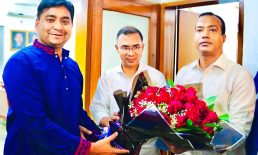 তারেক রহমানকে ফুলেল শুভেচ্ছা ছাত্রদল সভাপতি-সম্পাদকের