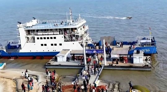 একই সময়ে ফেরি ও সি-ট্রাক চলাচল, যাত্রী সংকটে জন্য বন্ধ সি-ট্রাক