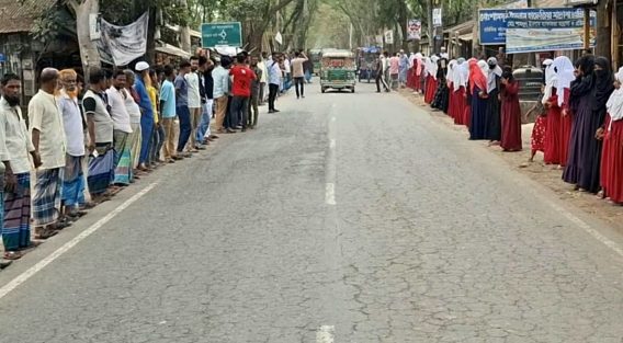 লক্ষ্মীপুরে ইটভাটা ও অবৈধ ট্রাক্টর বন্ধের দাবিতে মানববন্ধন