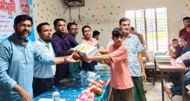 দাদপুরে মেধাবী শিক্ষার্থীদের মাঝে গাইড বই বিতরণ