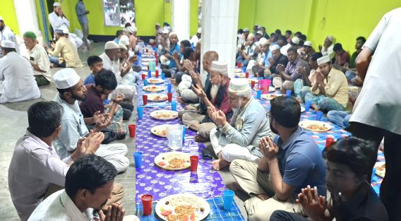 চৌমুহনীতে রোজাদারদের জন্য হাজী আবুল কাশেমের ব্যতিক্রমী ইফতার আয়োজন