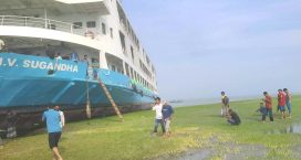 শতাধিক যাত্রী নিয়ে চরে আটকা পড়েছে সুগন্ধা লঞ্চ