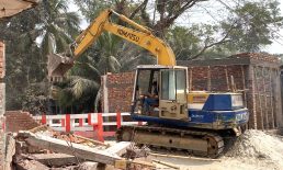 চাটখিলে খাল দখল করে মার্কেট নির্মাণ, ১৫ দোকান গুড়িয়ে দিলো প্রশাসন