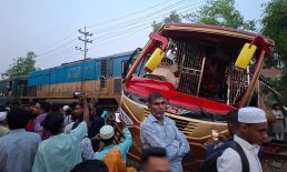কুমিল্লায় ট্রেন-বাস সংঘর্ষে নিহত ১২