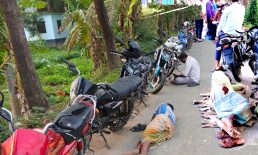 মোটরসাইকেল লাইনে দাঁড় করিয়ে সড়কে ঘুমিয়ে রাত কাটালেন চালক
