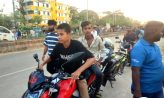 তেলের জন্য কিলোমিটারজুড়ে লাইন, কিশোরদের ভিড়ে নাজেহাল কর্মজীবীরা