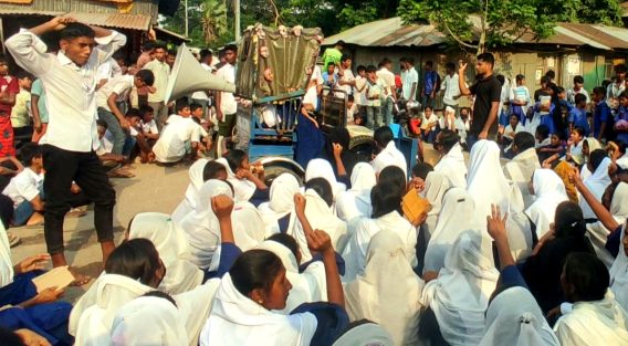 শিক্ষিকাকে অপদস্থ: হাতিয়ায় শিক্ষার্থীদের বিক্ষোভ