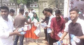 এসএসসি পরীক্ষার্থী ও অভিভাবকদের মাঝে পানি-স্যালাইন ও খাবার বিতরণ