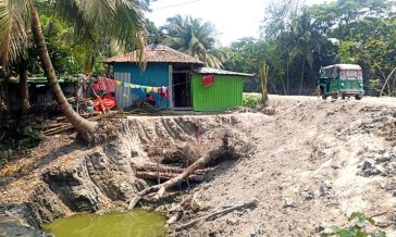 এমপির এলাকায় পাউবো’র বেড়িবাঁধ নির্মাণে ব্যাপক অনিয়ম, জনমনে তীব্র ক্ষোভ