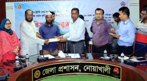 বিআরটিএ ট্রাস্টি বোর্ডের আর্থিক সহায়তার চেক বিতরণ