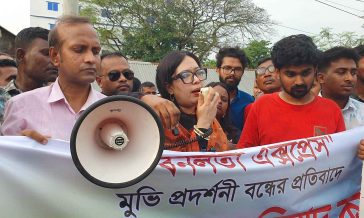শিশু ধর্ষণ বন্ধ করতে না পারা রাষ্ট্র কেন সিনেমা বন্ধে মদদ দেয়: রুমিন