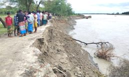 কোম্পানীগঞ্জে নদীভাঙন রোধে দ্রুত স্লুইসগেট নির্মাণ ও জিও ব্যাগ ফেলার দাবিতে মানববন্ধন