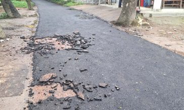 কবিরহাটে সড়ক সংস্কারে অনিয়ম, হাতের ছোঁয়ায় উঠে যাচ্ছে কার্পেটিং