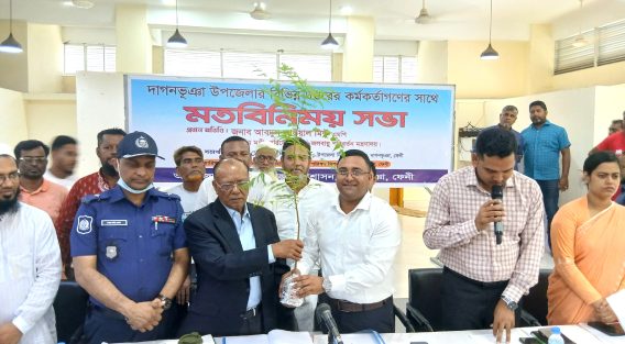 দাগনভূঞা উপজেলার বিভিন্ন দপ্তরের কর্মকর্তাদের সাথে মন্ত্রীর মতবিনিময়