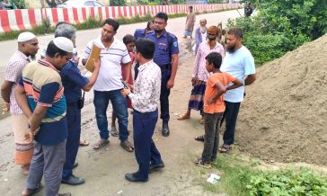 বেগমগঞ্জে মহাসড়কে অবৈধভাবে বালি রেখে দখল, ভ্রাম্যমাণ আদালতে জরিমানা
